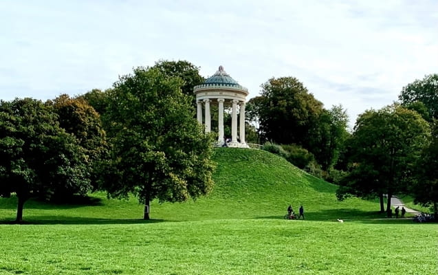 Englischer Garten in München mit dem Monopteros