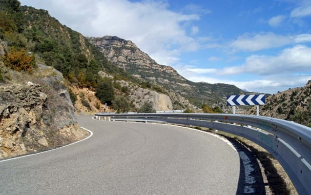 Straße in den Pyrenäen in Spanien