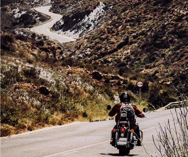 Motorrad auf einer Bergstraße an der Costa Blanca in Spanien