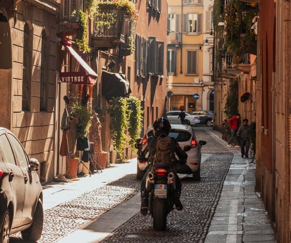 Gasse in Mailand Italien mit Motorradfahrer